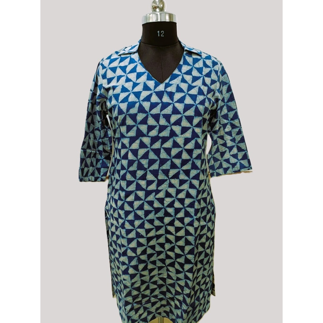 इंडिगो प्रिंट महिला कॉलर लॉन्ग कुर्ता