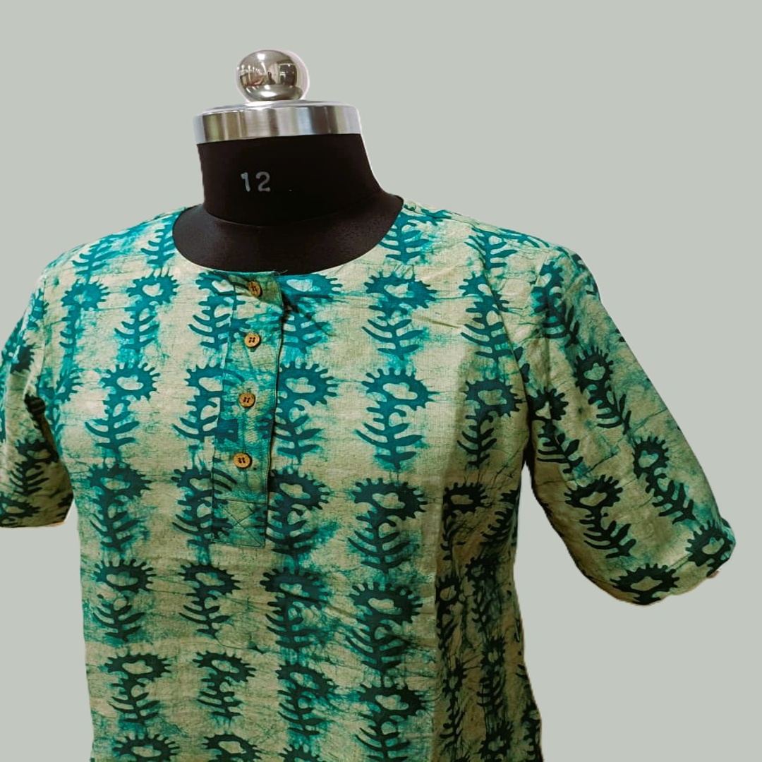 बाटिक प्रिंट महिला लॉन्ग कुर्ता