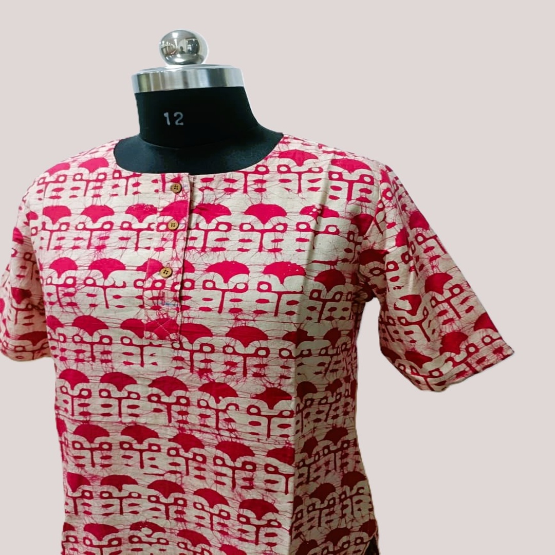 बाटिक प्रिंट महिला लॉन्ग कुर्ता – परंपरा और उपयोगिता का संतुलन