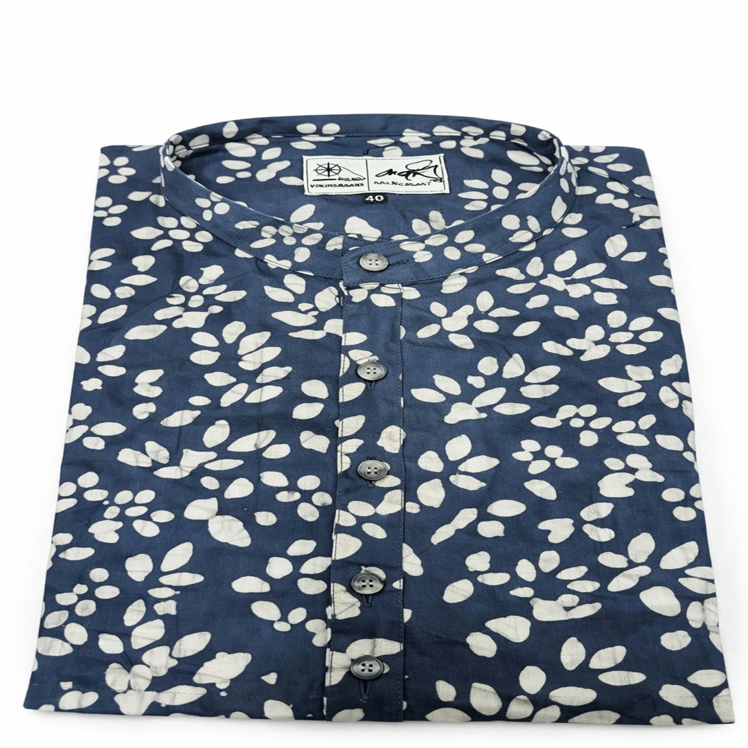 बाटिक प्रिंट पुरुष लॉन्ग कुर्ता – पारंपरिक रेसिस्ट कला में गरिमामय परिधान