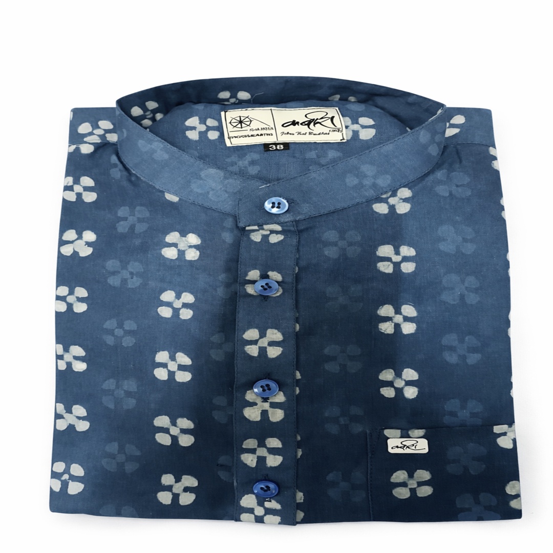 इंडिगो प्रिंट पुरुष लॉन्ग कुर्ता – प्राकृतिक रंगों में पारंपरिक पहचान