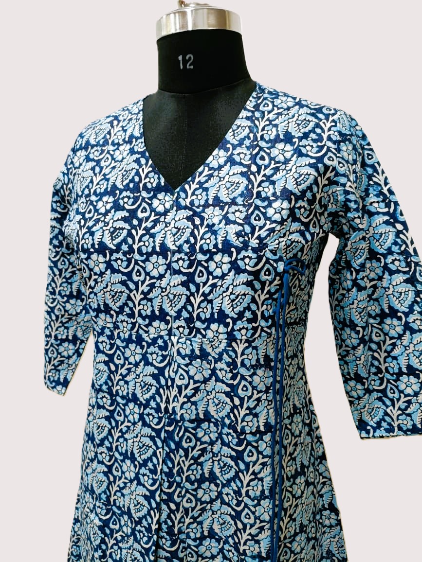 ब्लॉक प्रिंट महिला वी-नेक लॉन्ग कुर्ता – पारंपरिक शिल्प में आधुनिक सौम्यता