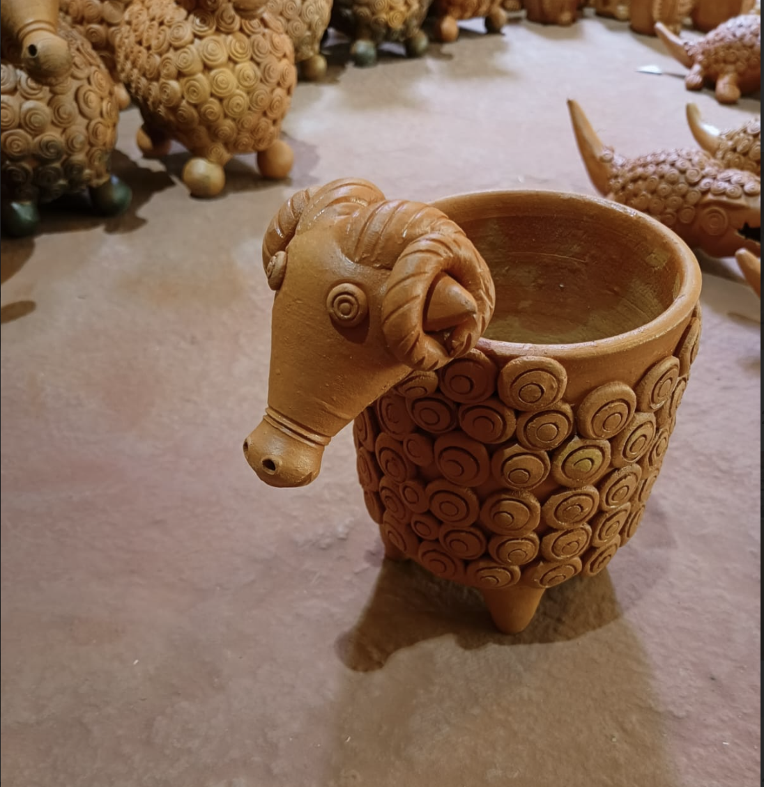 टेराकोटा लैम्प से बने पेन स्टैंड