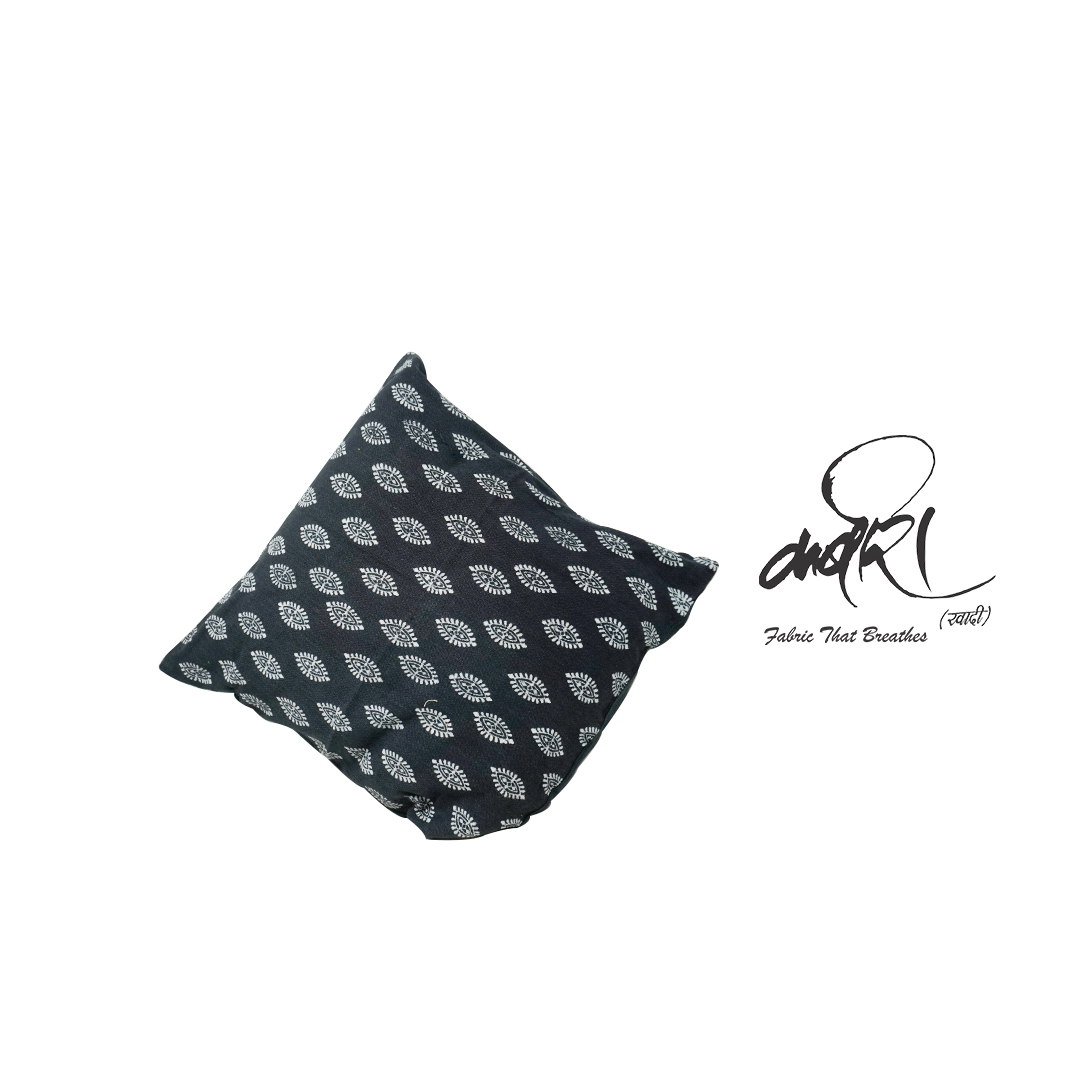 डिस्चार्ज प्रिंट कुशन कवर – पारंपरिक कला में आधुनिक उपयोगिता